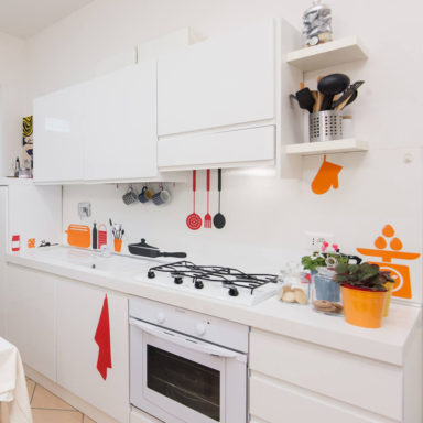moode-bnb-casa-vacanza-roma-decorazione-ristrtutturazione-wallstickers-logo_allestimento_kitchen